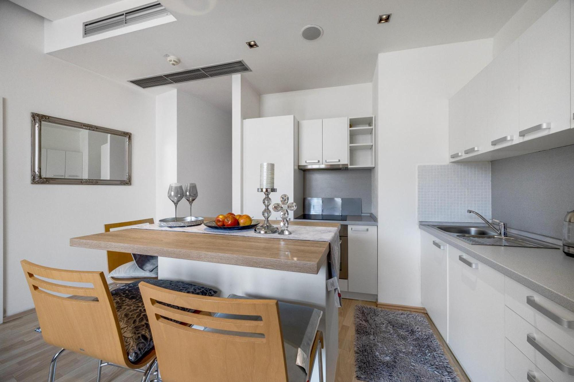 Revon Art-Deco Apartment Laurinska ブラチスラヴァ エクステリア 写真